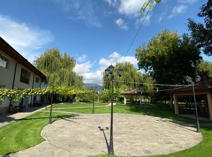 Хотел Yaev Family 3*